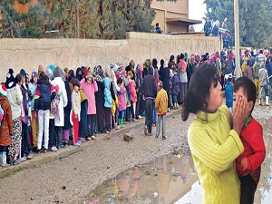 Bir ekmek için saatlerce bekliyorlar