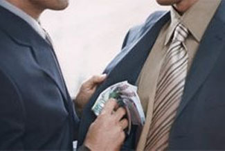 Hediye olarak verilenler rüşvete girer mi? Karşılığı verilmeyen bir hediye, mesela bir elbiseyi giymek caiz mi?