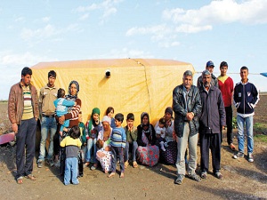 Savaştan kaçtılar, geçimleri için çapa yapıp tarla suluyorlar