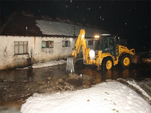 Hızla eriyen kar suları taşkın ve heyelana sebep oldu