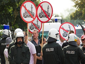 Irkçılar cami yapımlarını engellemek için kampanya başlattı