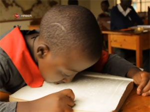 Gözü görmüyor, elleri hissetmiyor dudağıyla okuyor