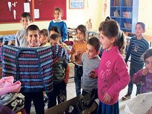 ‘İyi kalpli eller’ köy okullarının üzerinde