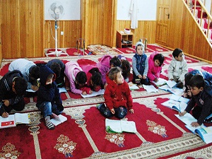 Okulu değişen öğrenciler camide ders görüyor