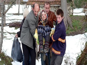 Yolu ve köprüsü olmayan köyde hasta nakli
