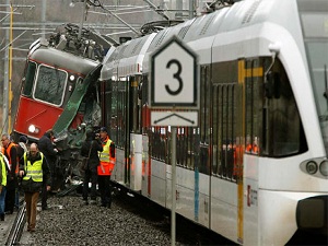 Viyana'da iki yolcu treni çarpıştı: Çok sayıda yaralı var
