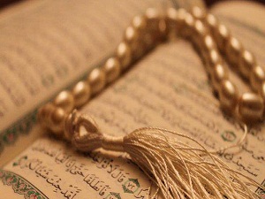 İnsana nimet verdiğimizde yüz çevirip yan çizer