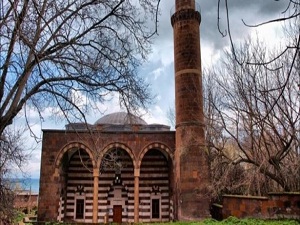 Tarihi camiye restorasyon
