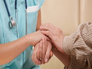 Alzheimer hastasıyla çocukla konuşurmuş gibi konuşmayın