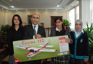 Kompozisyon yarışmasının birincilerine model uçak verildi