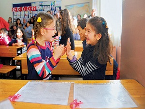 Karnesi başarılı olan çocuğu aşırı övmeyin!