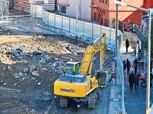 Bariyerlerle kuşatılan esnafın işleri durma noktasına geldi