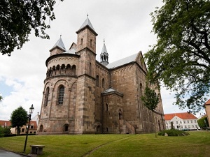 Kilise, Tanrı'ya inanan rahip arıyor!