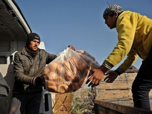 Kilis'ten Suriyelilere 100 ton gıda malzemesi