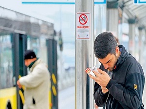 Duraklarda sigara içmek serbest mi?