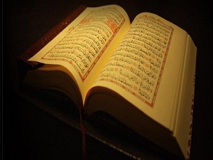 Cami içindeki ekrana meali yansıtıyorlar