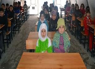 Suriyeli çocukların karne sevinci