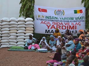 İHH ekibi Mali’de halka yardımlar dağıtıyor