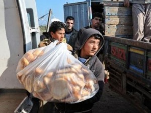 Yardım malzemeleri ulaştırılıyor