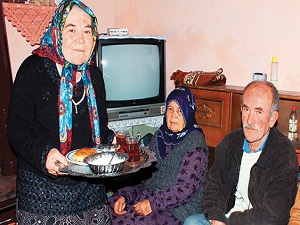 Felçli kadın 51 yıl sonra yürürüdü