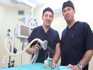 Anestezi teknikeri, hastalar için çok yönlü maske icat etti