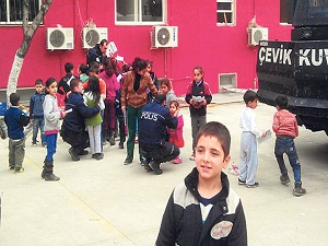 Panzer önünde karne şenliği