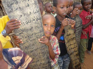 Malili çocuklar tahta tabletlerde Kur'an öğreniyor