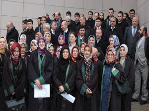 Başörtülü avukatlar duruşmalara girmeye başladı