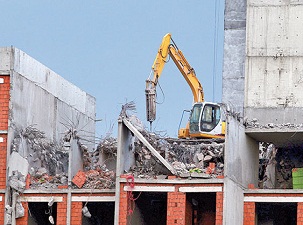 Maketten sattığı konutları yıkıyor