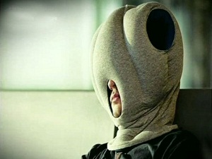 Çinliler uzun yolculuklarda böyle uyuyor!