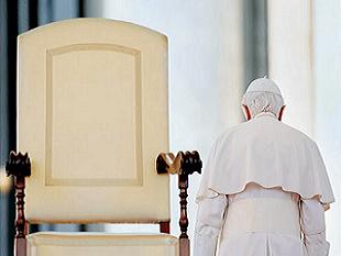 Papa'nın istifası tasaffi sürecinin izlerini taşıyor