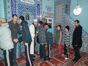 Tatilde namazlarını camilerde kıldılar