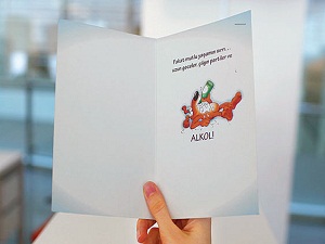 Çocuk kartpostalında alkol skandalı