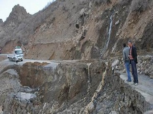 Çanakkale-İzmir bağlantı yolu çöktü