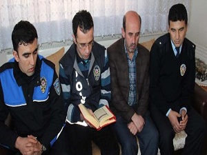 Polis taziye evini ziyaret etti, Kur'an okudu