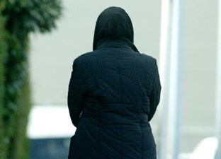 Başörtülü öğrenciyi kütüphaneye almadılar