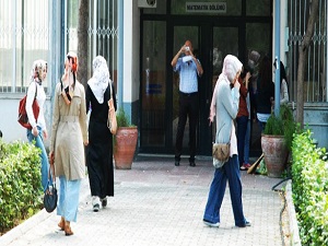 Başörtülüyü derse sokmayan profesöre hapis