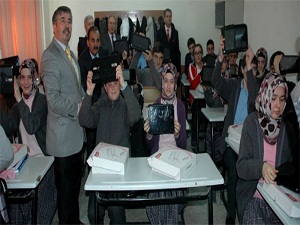 Kırklareli'deki 2 okula 240 tablet dağıtıldı
