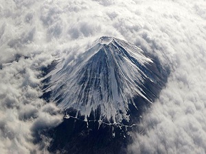 Fuji'ye, parayı veren tırmanıyor