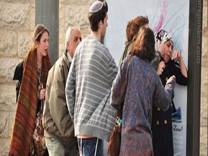 İsrail'de Müslüman kadının başörtüsüne saldırıldı