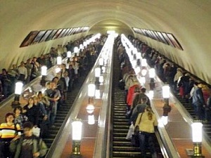Yürümemek için bindikleri engelli asansöründe mahsur kaldılar