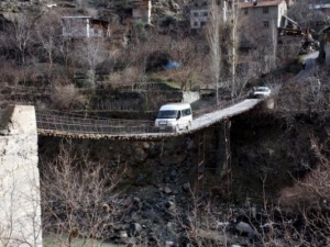 Evlerine ulaşmanın tek yolu asma köprü