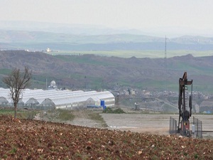 Petrol kuyusundan sıcak su fışkırdı