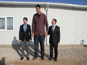 Suriyeli dev adam'a özel kıyafet