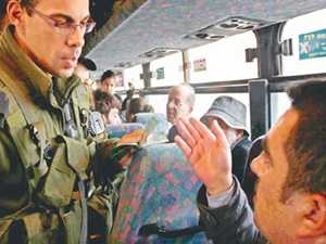 İsrail'in ırkçılığı otobüslerde de başladı