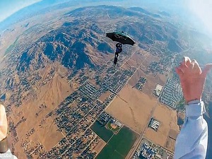 Şemsiyeye tutunup gökyüzünden atladı