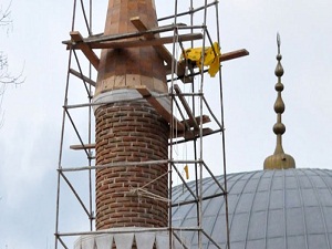 Yıkılan minare cami ile buluştu
