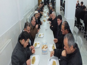 Sabah namazını camide kılan cemaate kahvaltı