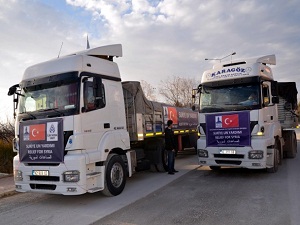 Konya'dan Suriyelilere 76 tır yardım