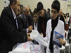 Namaza koşan çocukların tablet sevinci